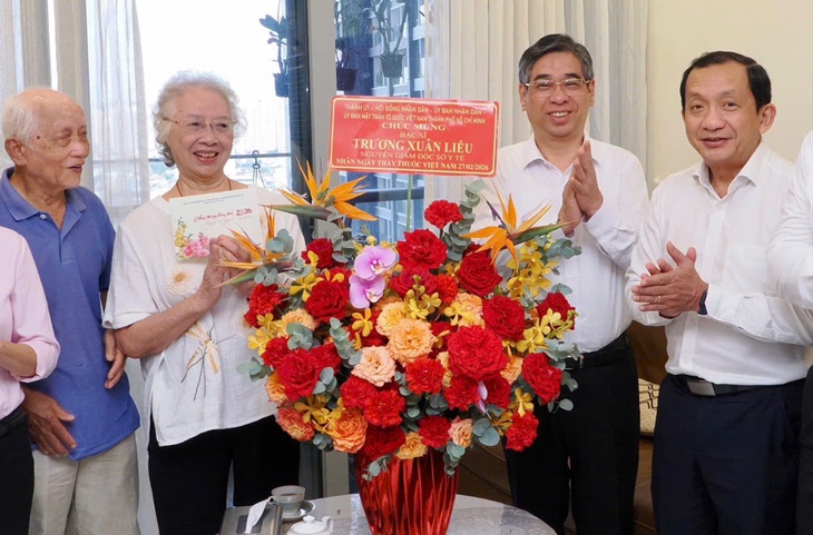 I leader di Ho Chi Minh City fanno visita e si congratulano con medici meritevoli in occasione della Giornata Mondiale della Salute Pubblica (27 febbraio) - Foto 1. y tế - Ảnh 1.