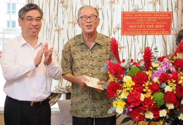 I leader di Ho Chi Minh City fanno visita e si congratulano con medici meritevoli in occasione della Giornata Mondiale della Salute Pubblica (27 febbraio) - Foto 2. y tế - Ảnh 2.