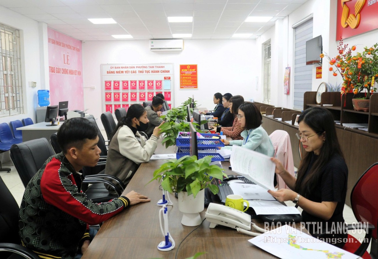 ພະນັກງານຢູ່ສູນບໍລິການບໍລິຫານສາທາລະນະຂອງເມືອງ ຕາມແທ່ງ ໄດ້ຮັບເອກະສານຂັ້ນຕອນການບໍລິຫານຈາກພົນລະເມືອງໃນມື້ເຮັດວຽກທຳອິດຫຼັງຈາກວັນພັກເຕັດ.