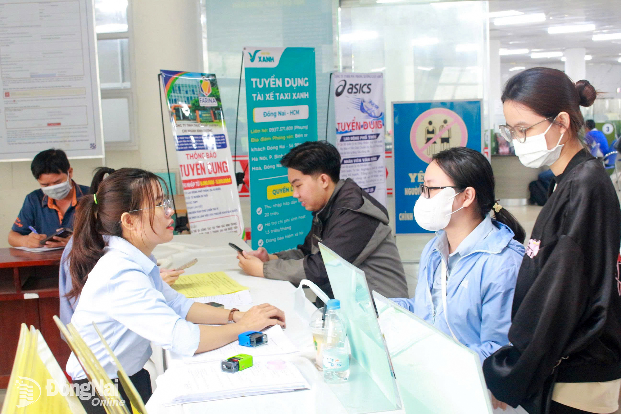 Người lao động tìm hiểu tại một phiên giao dịch việc làm ở Đồng Nai. Ảnh: Nguyễn Hòa