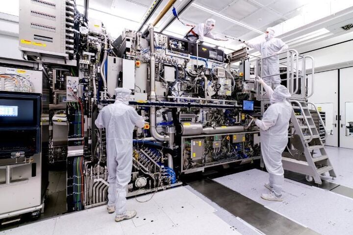 Maszyna EUV firmy ASML do 2030 roku będzie mogła przetwarzać 330 płytek na godzinę.