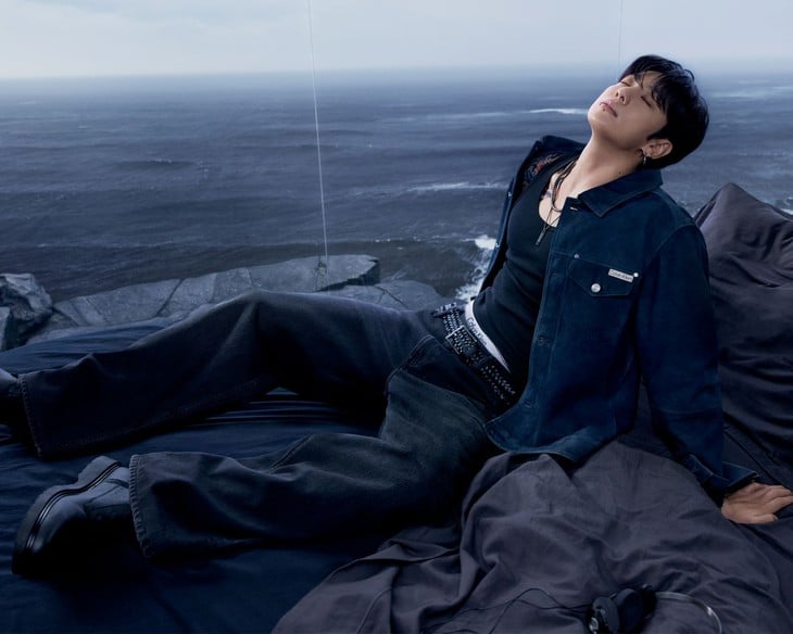   原宿　限定　TシャSサイズjungkook ジョングク 韓流］BTSジョングク NY繁華街タイムズスクエアでゲリラ公演