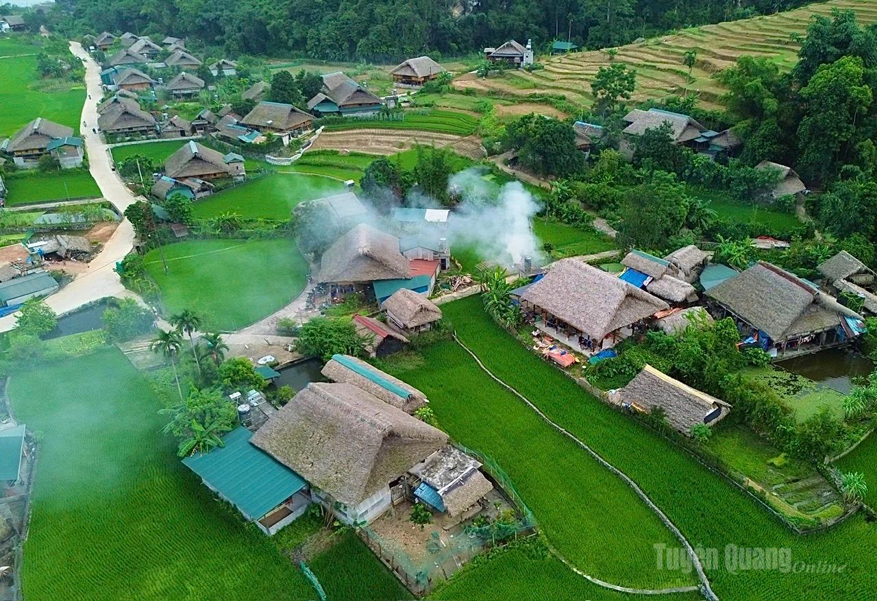 Bà con ở nhiều làng bản vùng cao Tuyên Quang vẫn lưu giữ đồng bạc xòe.