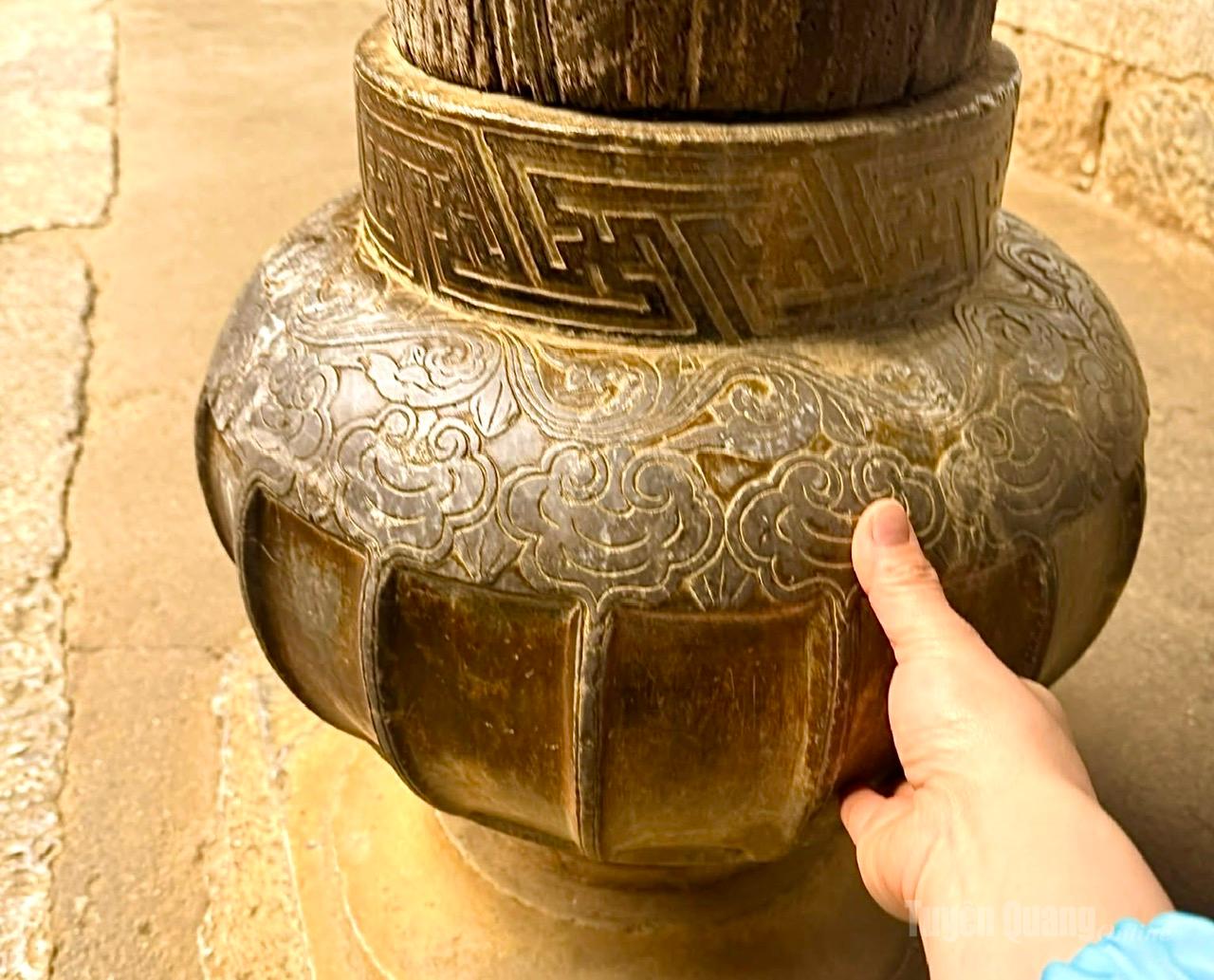 Một chân cột đá ở Dinh thự nhà Vương, xã Sà Phìn vẫn còn lưu lại dấu tích được đánh bóng bằng nhiều đồng bạc trắng.