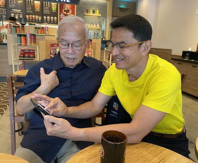 L'allenatore Kiatisuk fa visita al suo ex mentore Nguyen Van Vinh - Foto 1. HLV Kiatisuk đến thăm người thầy cũ Nguyễn Văn Vinh - Ảnh 1.