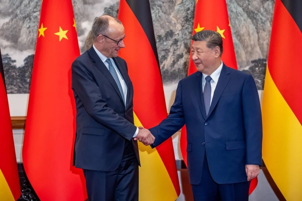 Kinas president Xi Jinping (höger) välkomnar Tysklands förbundskansler Friedrich Merz i Peking.