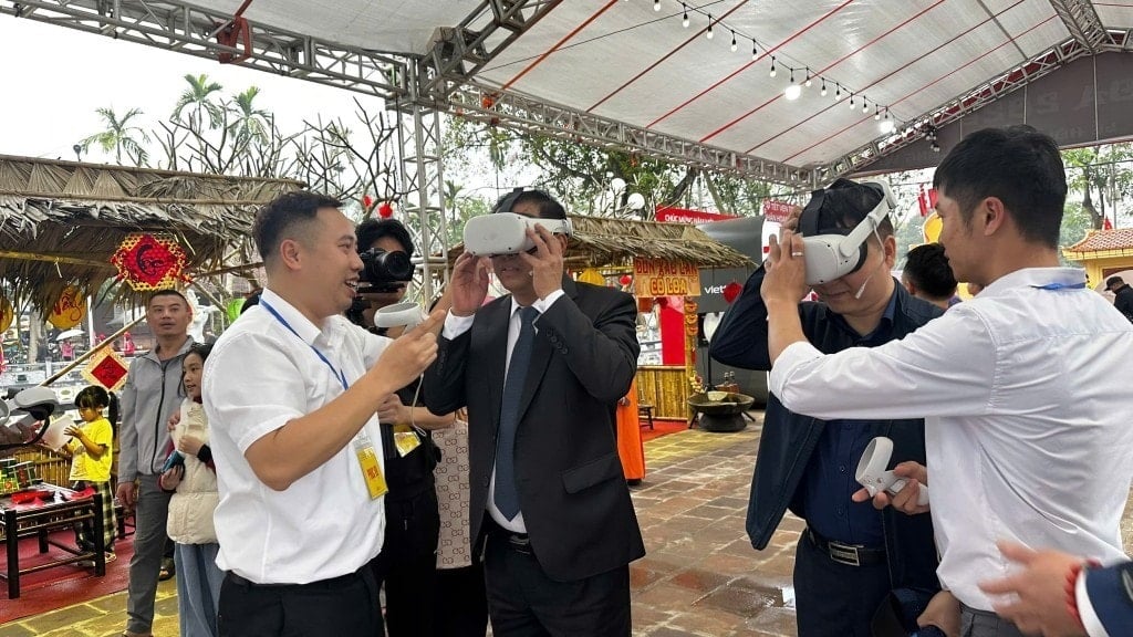 Người dân trải nghiệm công nghệ thực tế ảo VR - 360 độ và được xem những hình ảnh sống động, chân thực về di tích Cổ Loa (Ảnh: Thái Sơn)