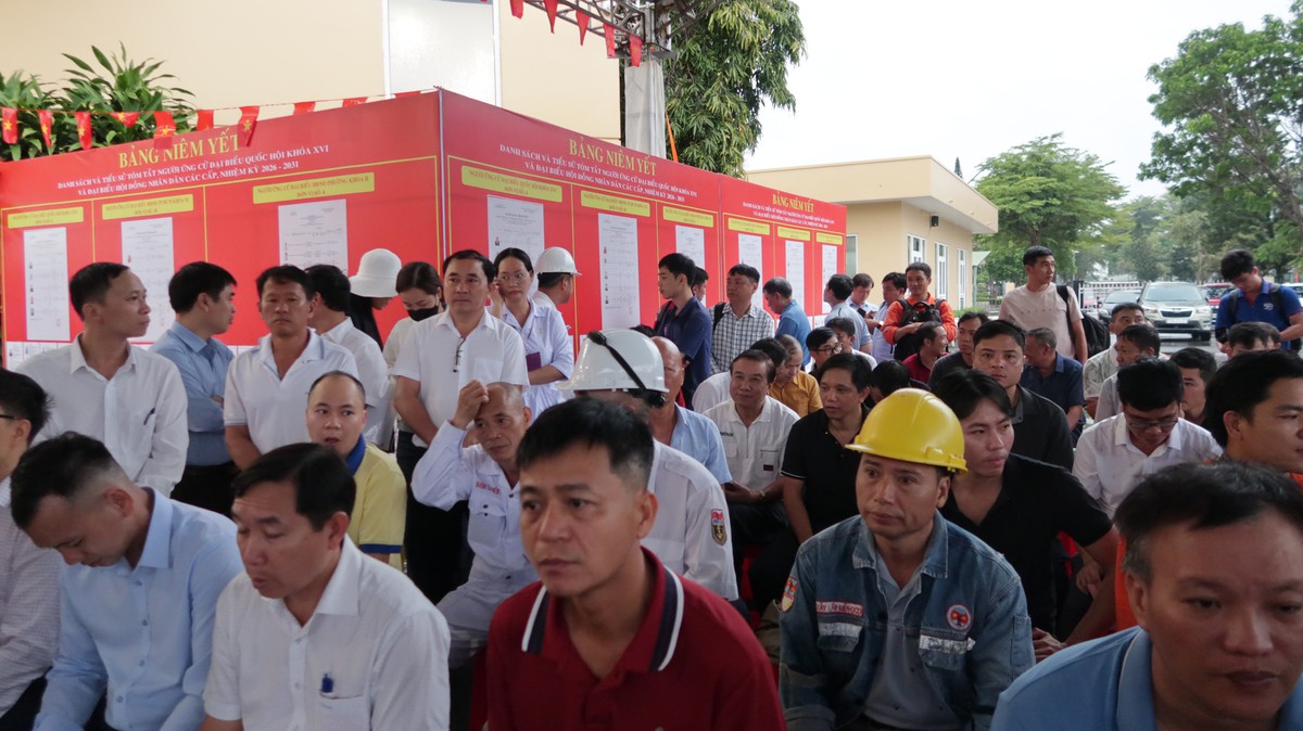 Cidade de Ho Chi Minh: Eleitores enfrentam a chuva para votar antecipadamente - Foto 1.