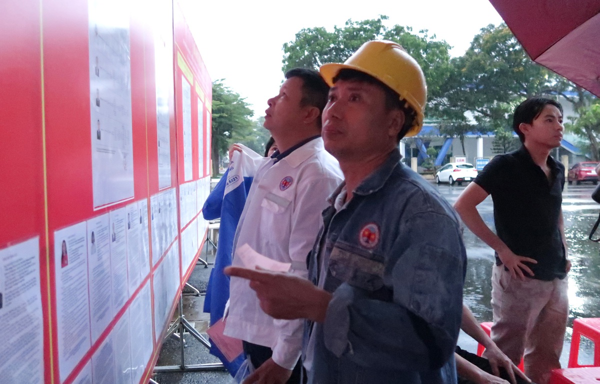 Cidade de Ho Chi Minh: Eleitores enfrentam a chuva para votar antecipadamente - Foto 2.
