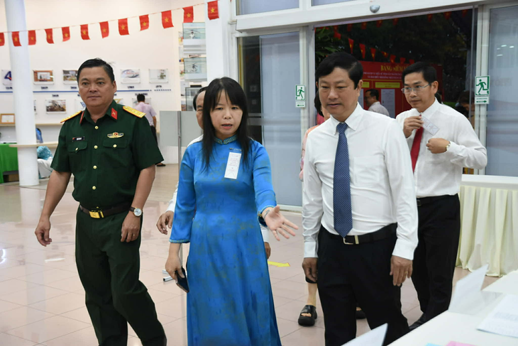 Questa mattina, 4.500 elettori di Ho Chi Minh City hanno votato anticipatamente - Foto 2. Sáng nay, 4.500 cử tri TP.HCM đi bầu cử sớm - Ảnh 2.