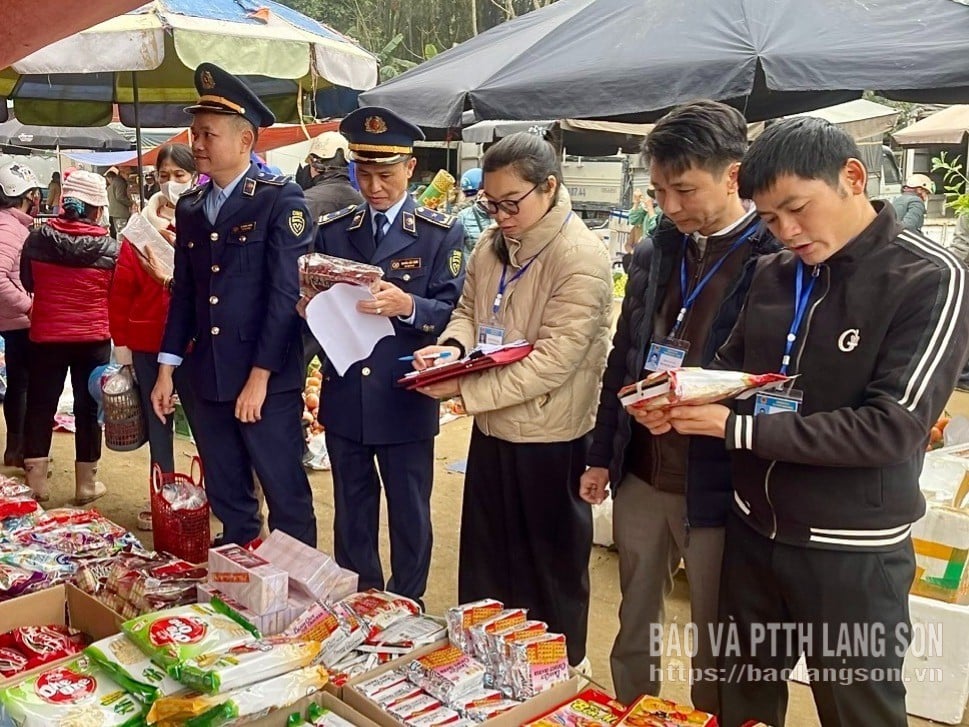 Міжвідомча група з інспекції безпеки харчових продуктів комуни Трі Ле перевірила підприємства харчової промисловості в зоні проведення фестивалю.