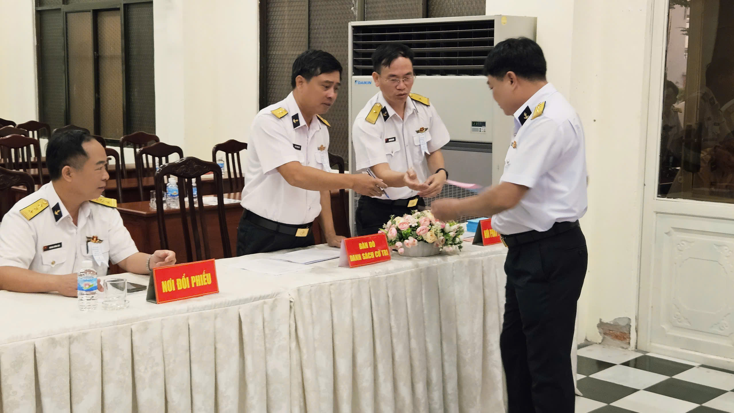 Bầu cử sớm TPHCM 2026: Khai mạc thành công tại 4 khu vực bỏ phiếu - Ảnh 12.