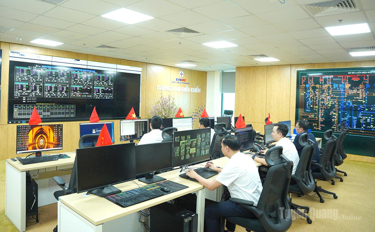 Il personale del Centro di controllo remoto della compagnia elettrica di Tuyen Quang è in servizio per gestire la rete elettrica.
