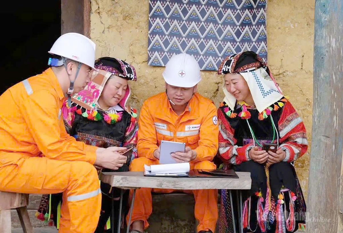 I funzionari del team di gestione dell'energia elettrica dell'area di Dong Van stanno sensibilizzando i residenti locali sull'uso sicuro, efficiente ed economico dell'elettricità.