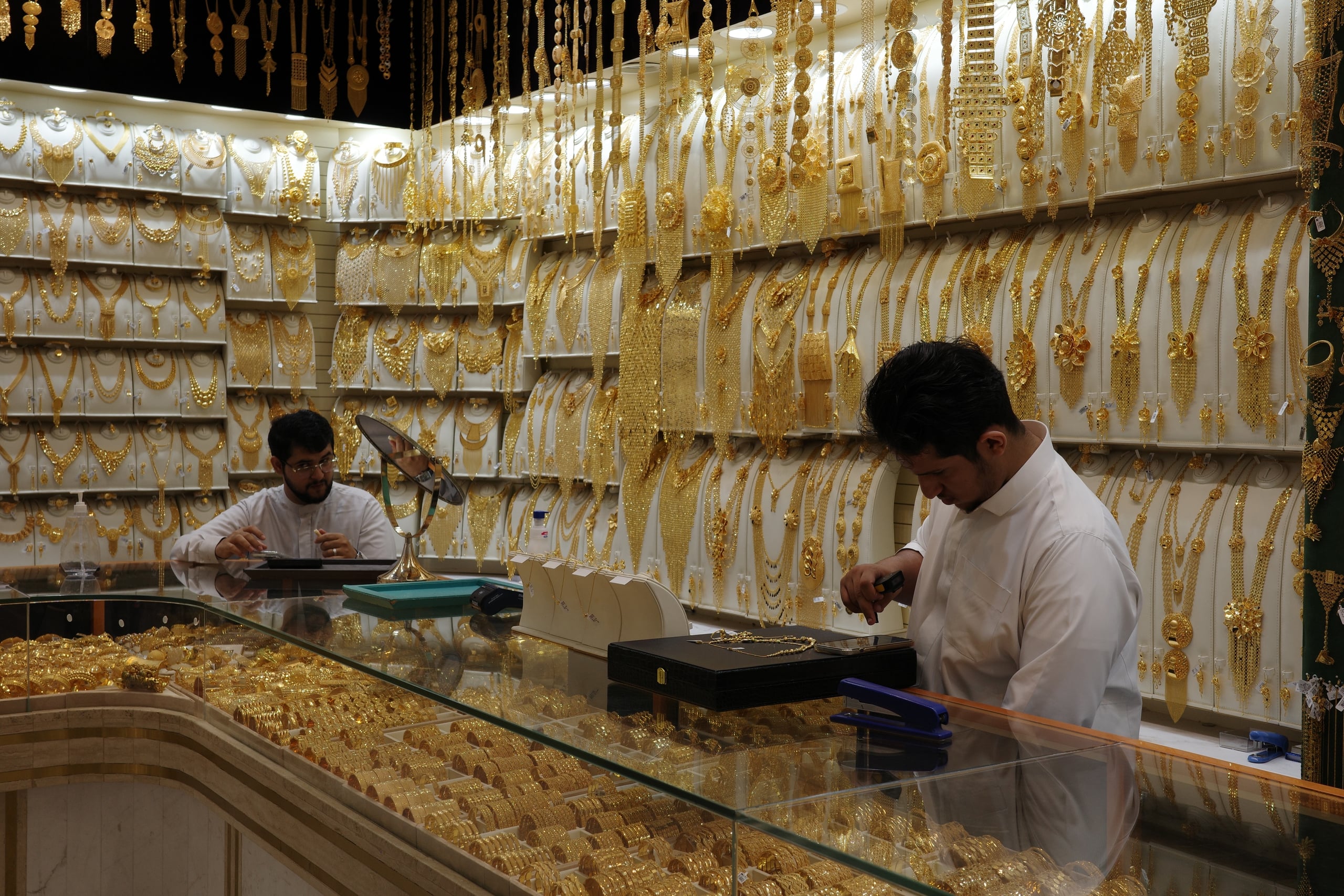 Chợ vàng Dubai tấp nập khách du lịch- Ảnh 12.