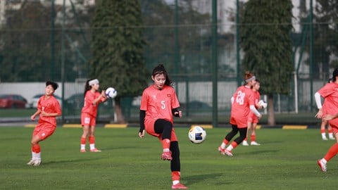 La nazionale femminile vietnamita Under 20 si sta allenando intensamente e si sta preparando per le qualificazioni ai Mondiali.