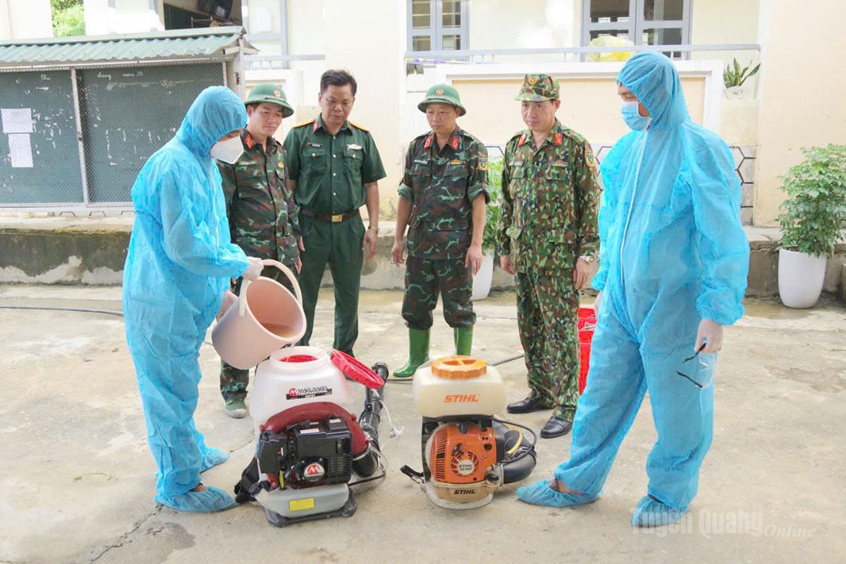 Doctor Dang Xuan Thanh (second from the right) inspects disease prevention and control work in Minh Xuan ward.