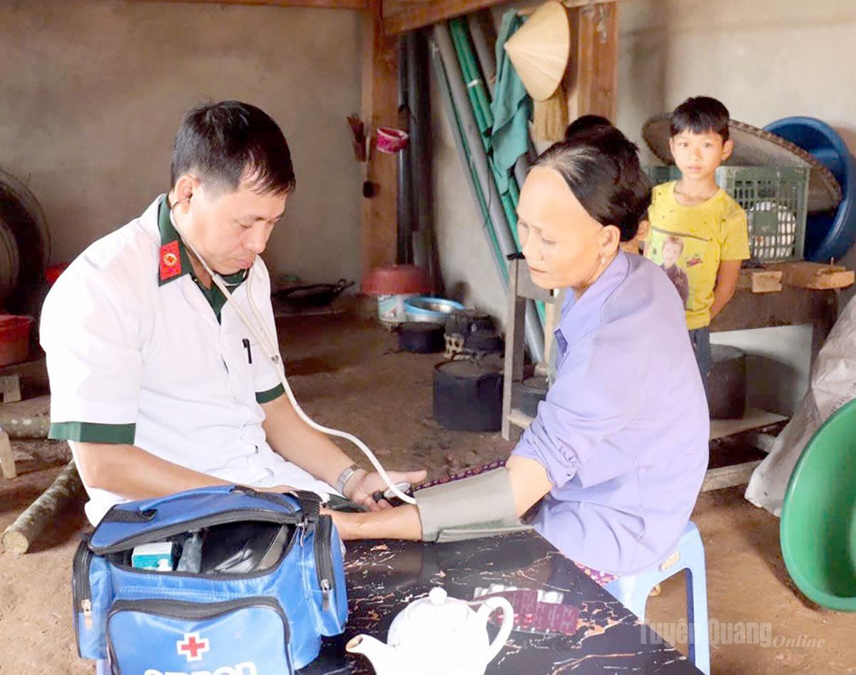 Doctor Dang Xuan Thanh examines patients from families receiving preferential treatment in Kien Dai commune.