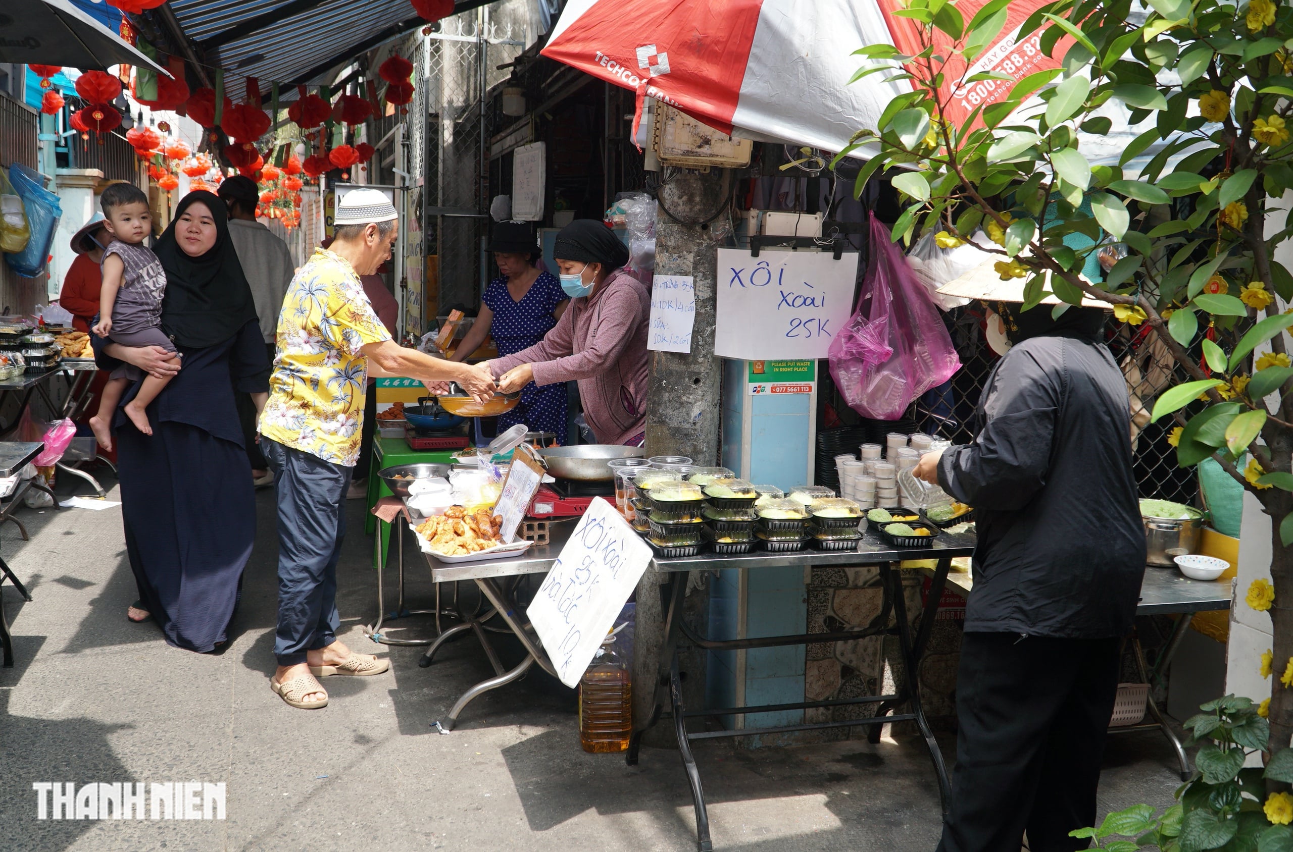 Bên trong chợ ẩm thực hẻm đạo Hồi mỗi năm mở một tháng ở TP.HCM bán gì? - Ảnh 1.