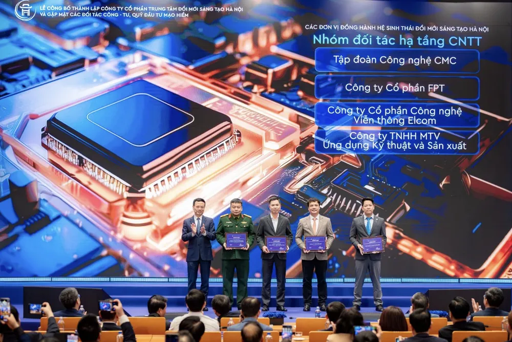 Il signor Nguyen Van Khoa, direttore generale del Gruppo FPT (secondo da destra), riceve il certificato che riconosce FPT come partner nell'ecosistema dell'innovazione di Hanoi.