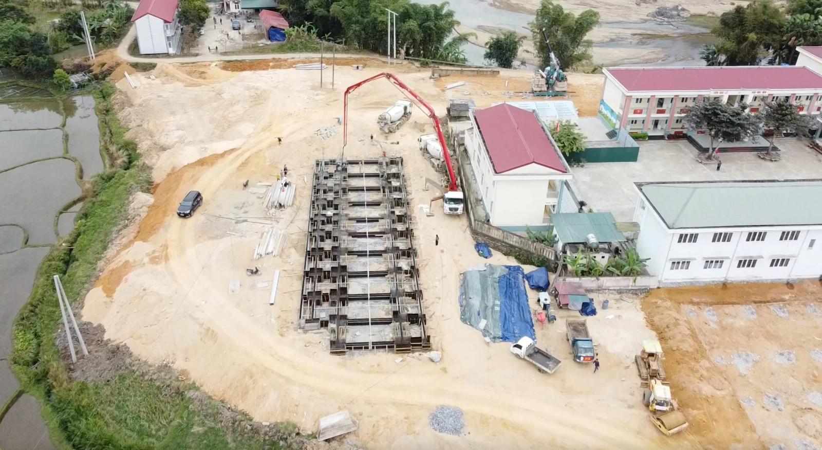 เร่งรัดความคืบหน้าการก่อสร้างโรงเรียนประจำหลายระดับ