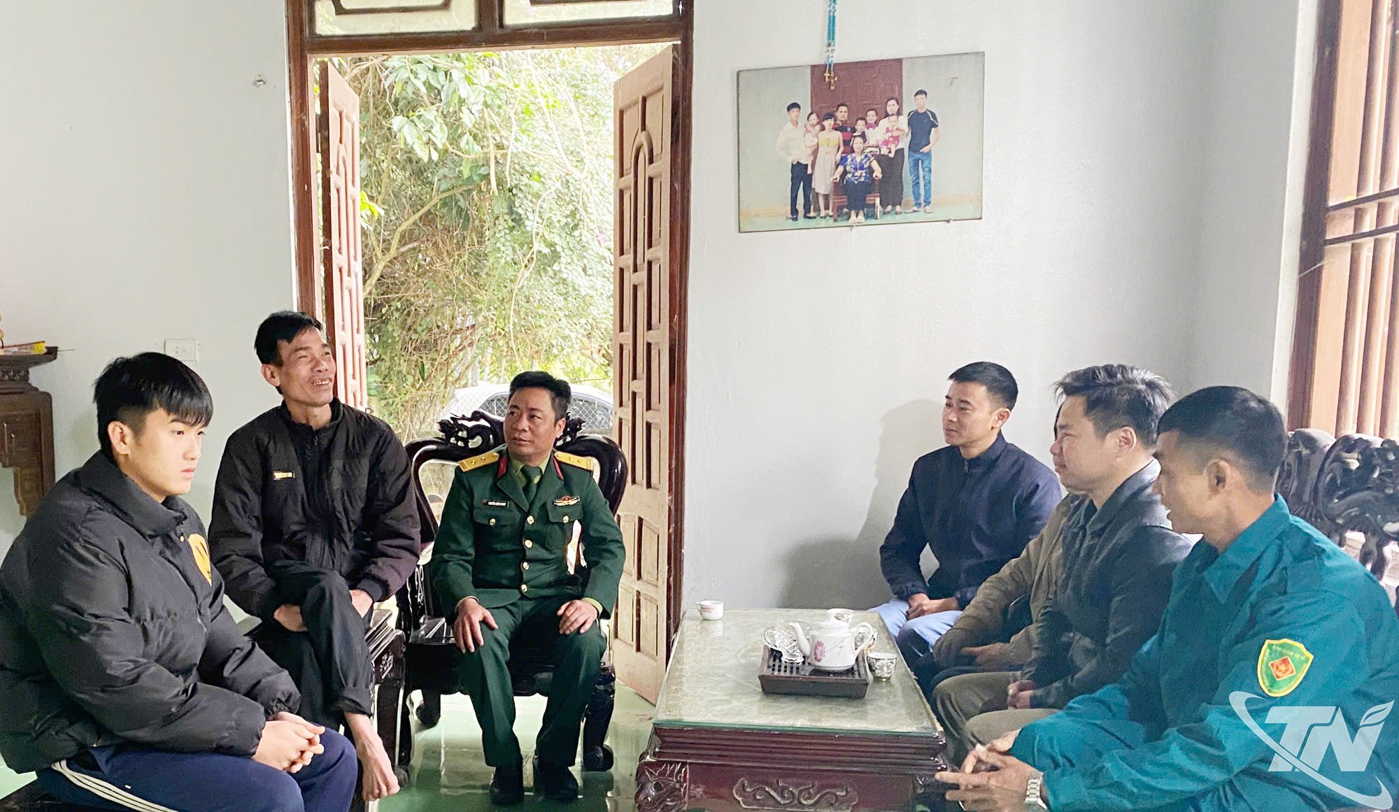 Rappresentanti del comitato locale del Partito, del governo e della parrocchia hanno incontrato e incoraggiato il signor Vu Pham Minh Bao (frazione di Binh Dinh 3, comune di Tan Cuong).