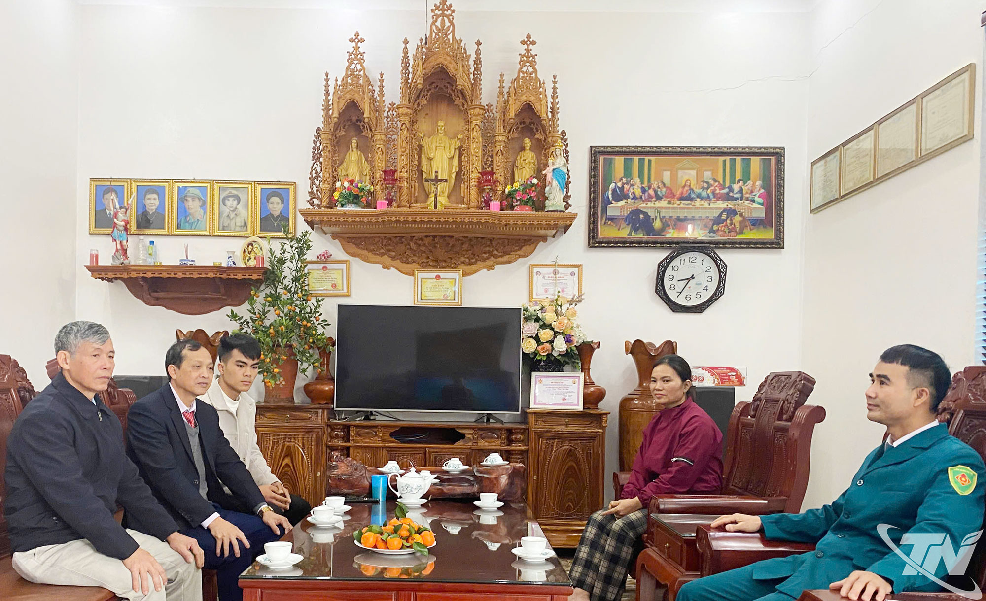 Il signor Le Van Chinh, capo della parrocchia di Xuan Hoa, chiesa di Phuc Xuan, insieme a funzionari del comune di Dai Phuc, si è recato a incoraggiare il giovane Trinh Van Nhat prima del suo arruolamento.