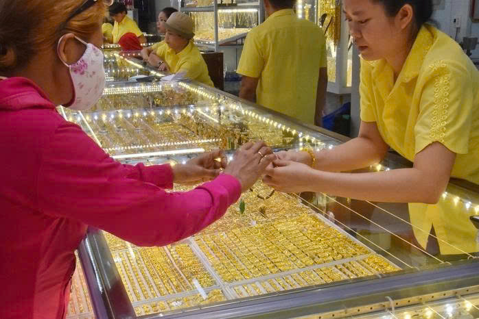 Harga emas hari ini (petang 27 Februari): Harga jongkong emas domestik kekal stabil, manakala harga dunia telah menurun sedikit. (Ilustrasi: nld.com.vn)