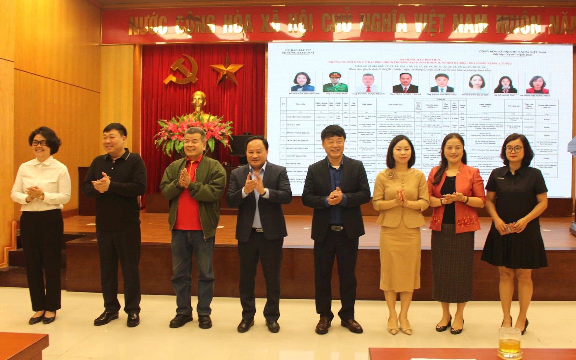 Các ứng cử viên đại biểu HĐND phường Bạch Mai nhiệm kỳ 2026-2031 ra mắt tại hội nghị