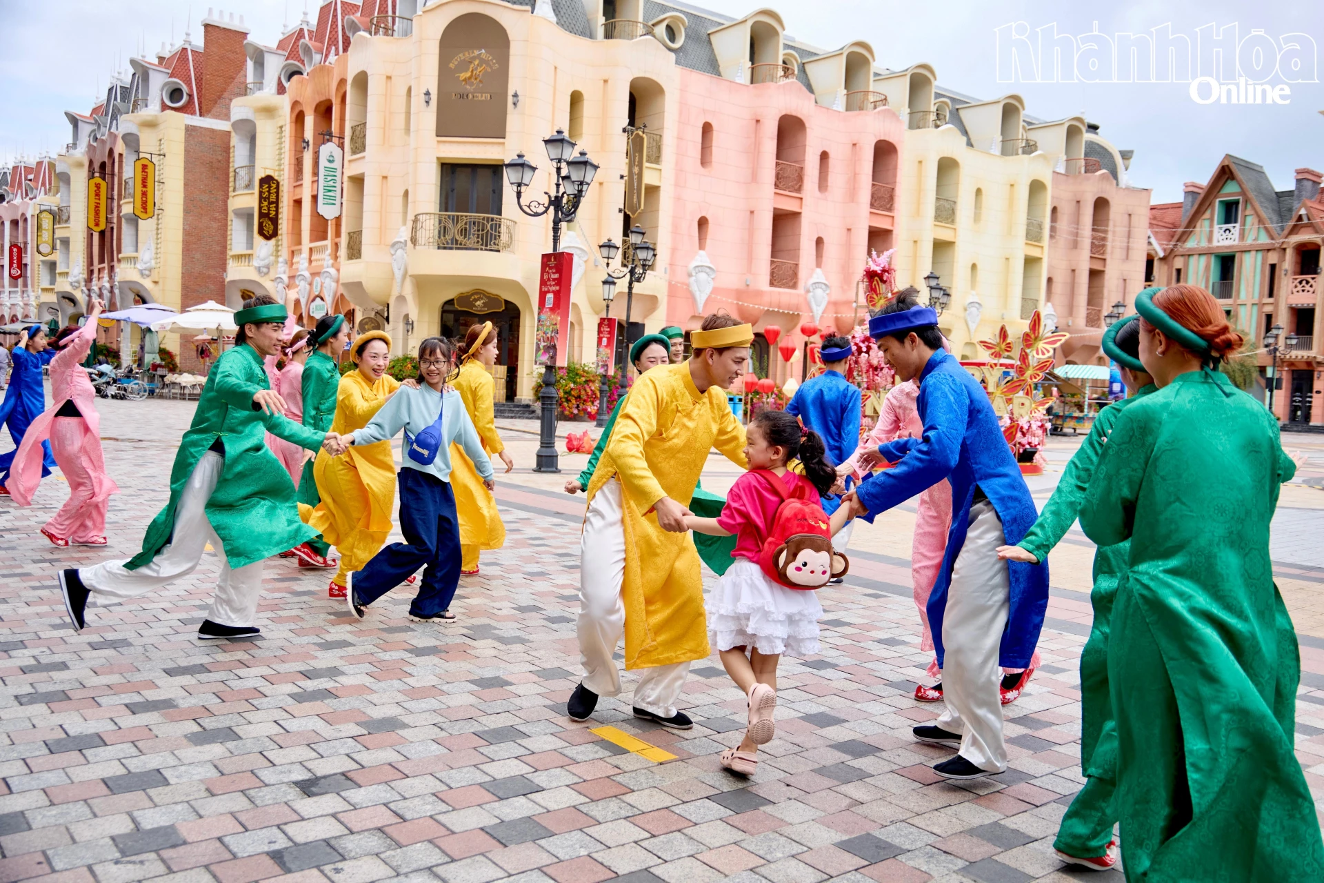 Tourists dance along with the performers while having fun at VinWonders Nha Trang.