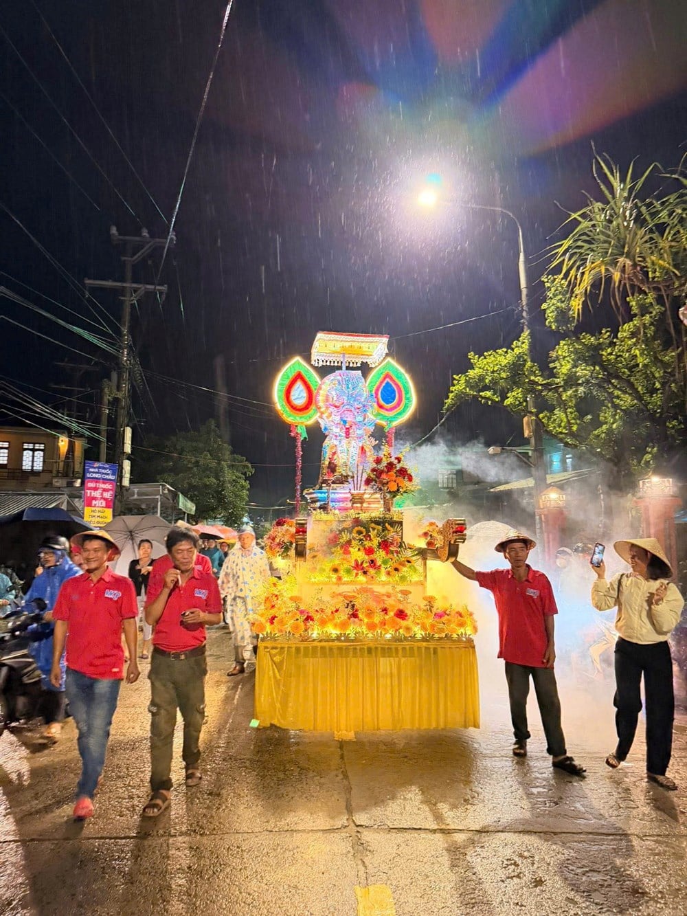 चो डुओक की देवी की अनोखी शोभायात्रा - फोटो 4