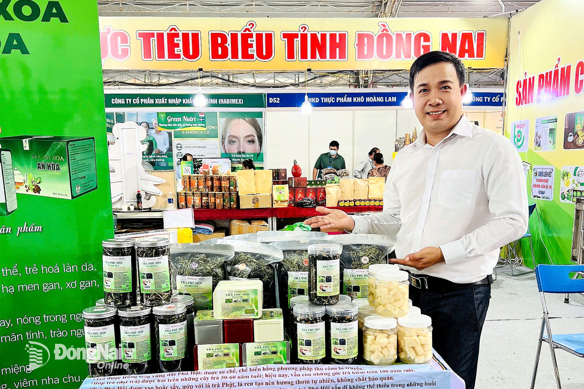 ທ່ານ ຫງວຽນຮຸຍຊາງ, ປະທານສະມາຄົມຊາວກະສິກອນຕາແສງເຍີນແຈກ, ໄດ້ເຂົ້າຮ່ວມງານວາງສະແດງຜະລິດຕະພັນຊາຝູ່ໂຮ່ຍ ທີ່ໂຄງການເຊື່ອມຕໍ່ການສະໜອງ-ຄວາມຕ້ອງການ ນະຄອນໂຮ່ຈິມິນ. ພາບ: C.T.V.