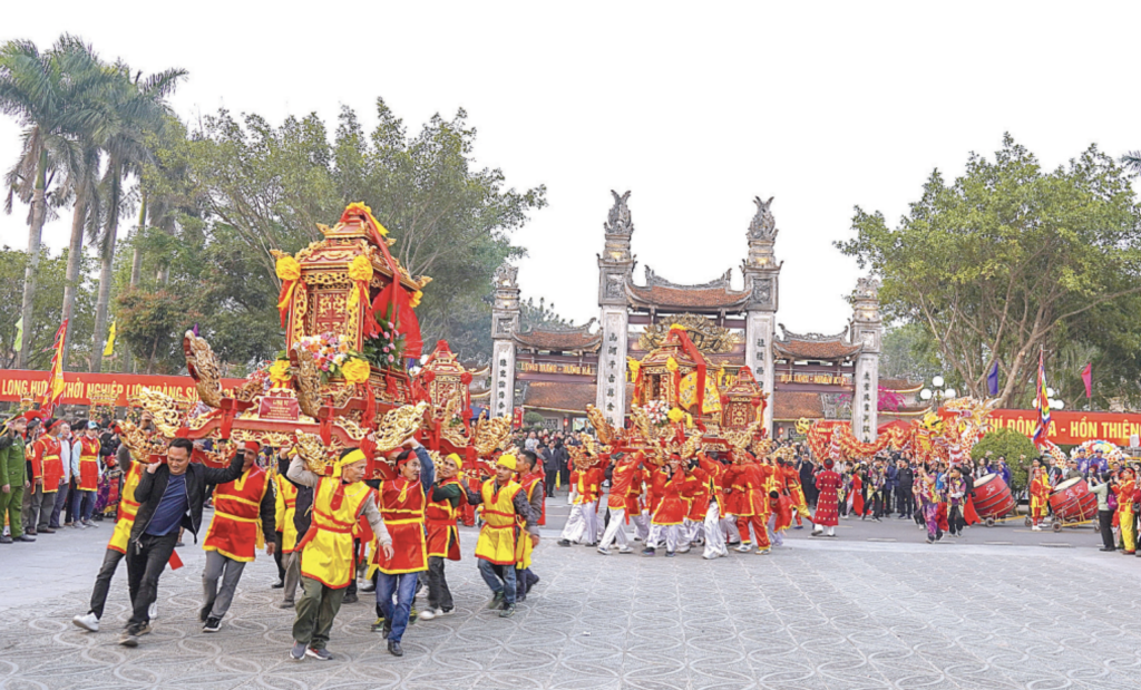 La singolare processione di portantine durante la festa del Tempio Tran. (Foto d'archivio)