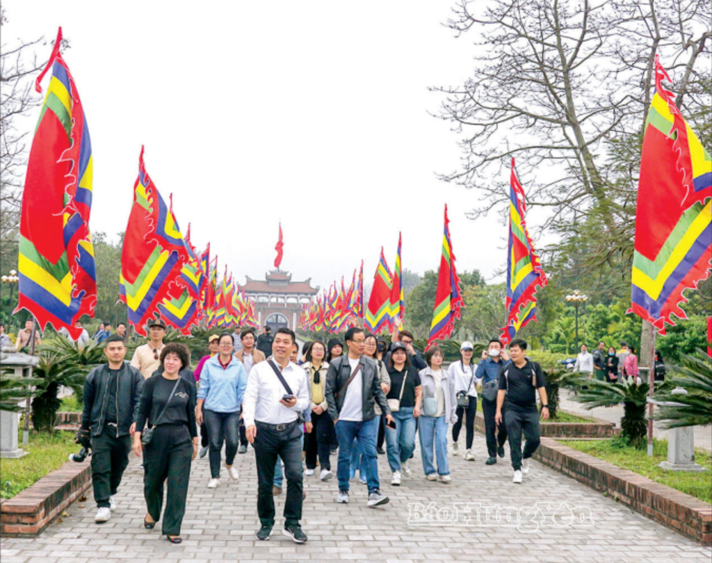 De nombreux touristes ont afflué au temple Tran pendant le festival traditionnel.
