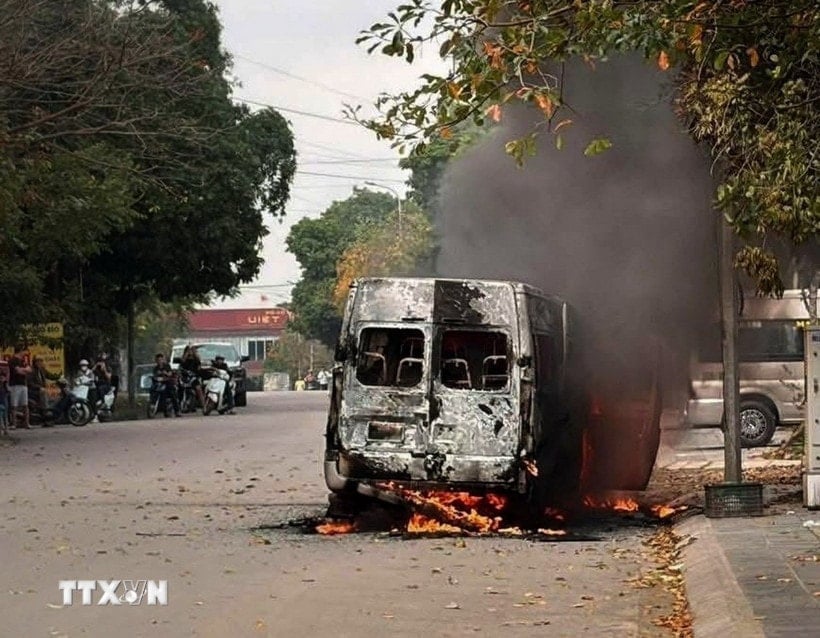 La scena dell'incendio dell'auto. (Foto: VNA)