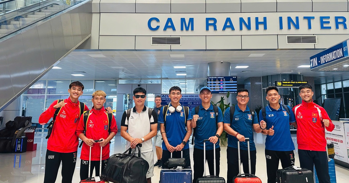 The team, led by former HAGL star Tran Huu Dong Trieu, arrived in Nha Trang early. - Vietnam.vn