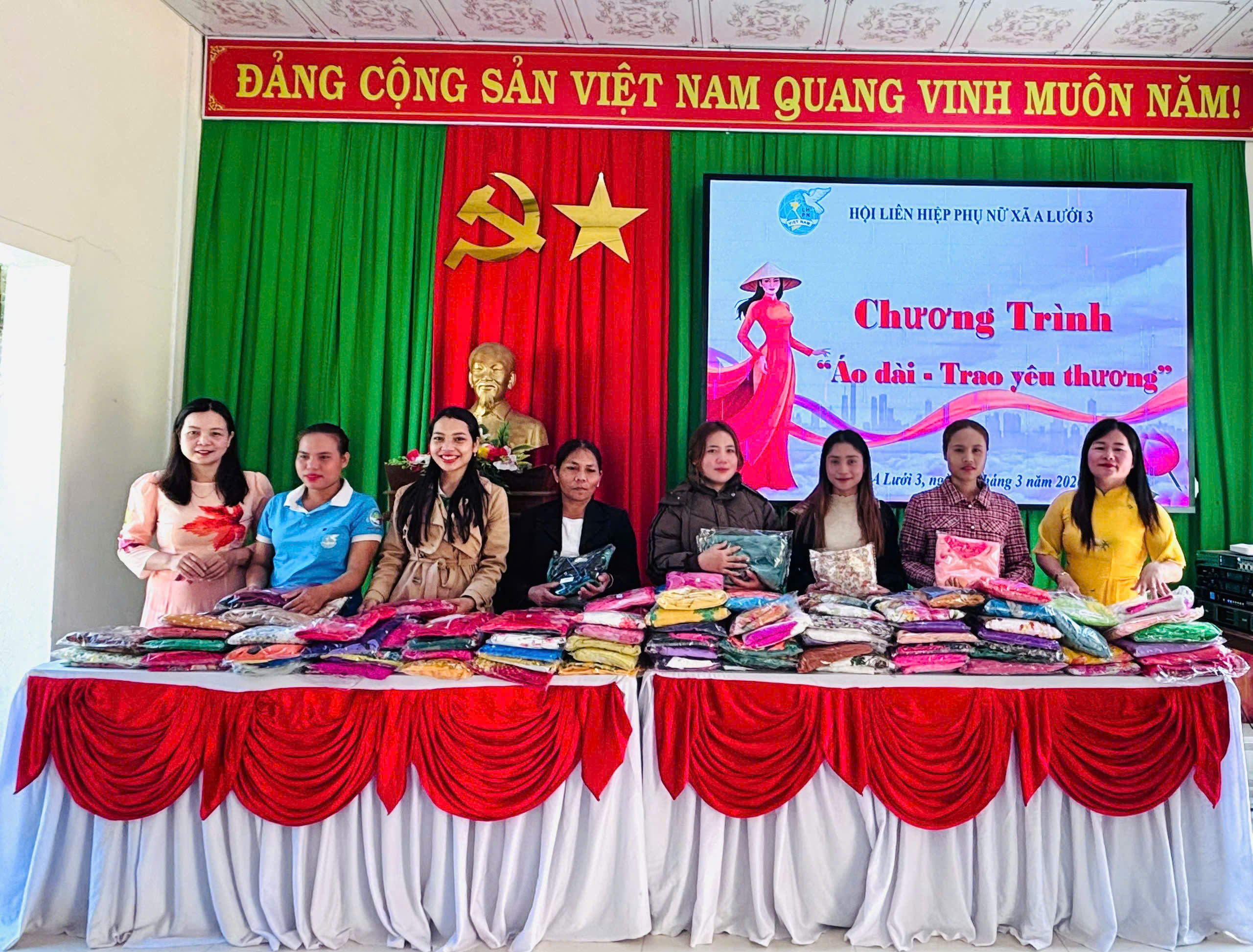 Phụ nữ cả nước sôi nổi bước vào 