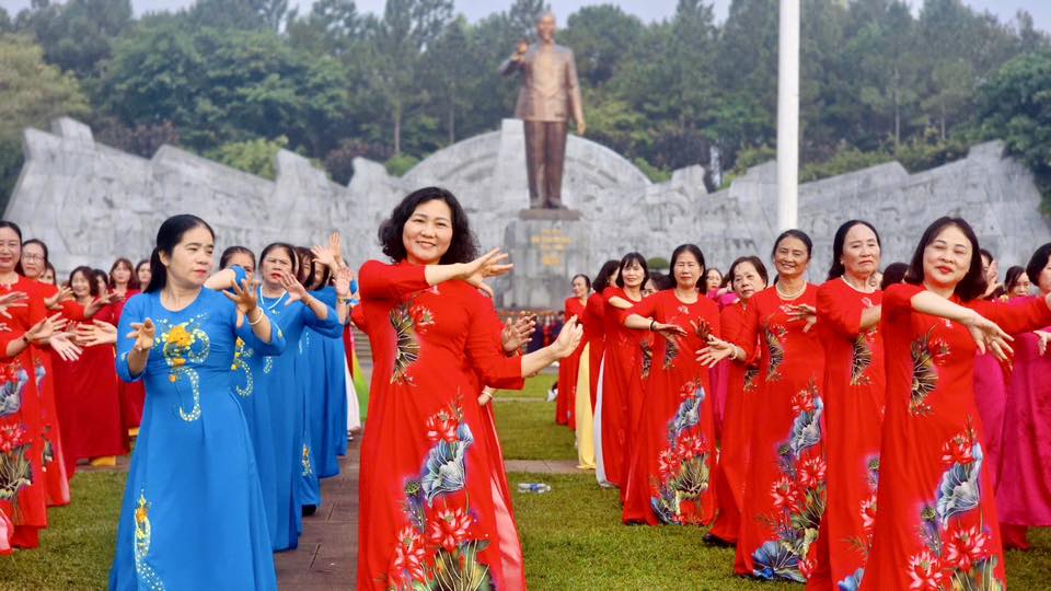 Phụ nữ cả nước sôi nổi bước vào 