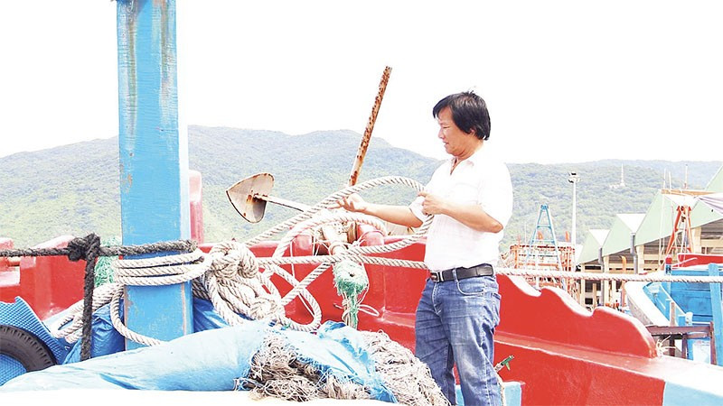 ชาวประมงเหงียน เฮา ตรวจสอบเรือประมงของเขา เตรียมพร้อมสำหรับการออกไปหาปลาครั้งต่อไป