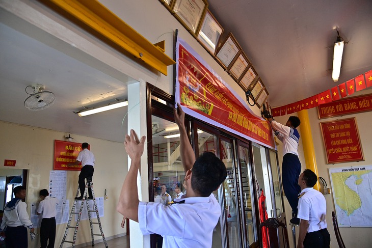 Mang phiếu bầu đến với cử tri nơi đầu sóng ngọn gió - Ảnh 3.