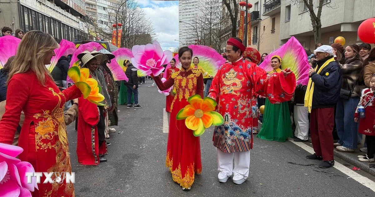 Lunar New Year Parade in Paris Showcases Vietnamese Culture & Unity