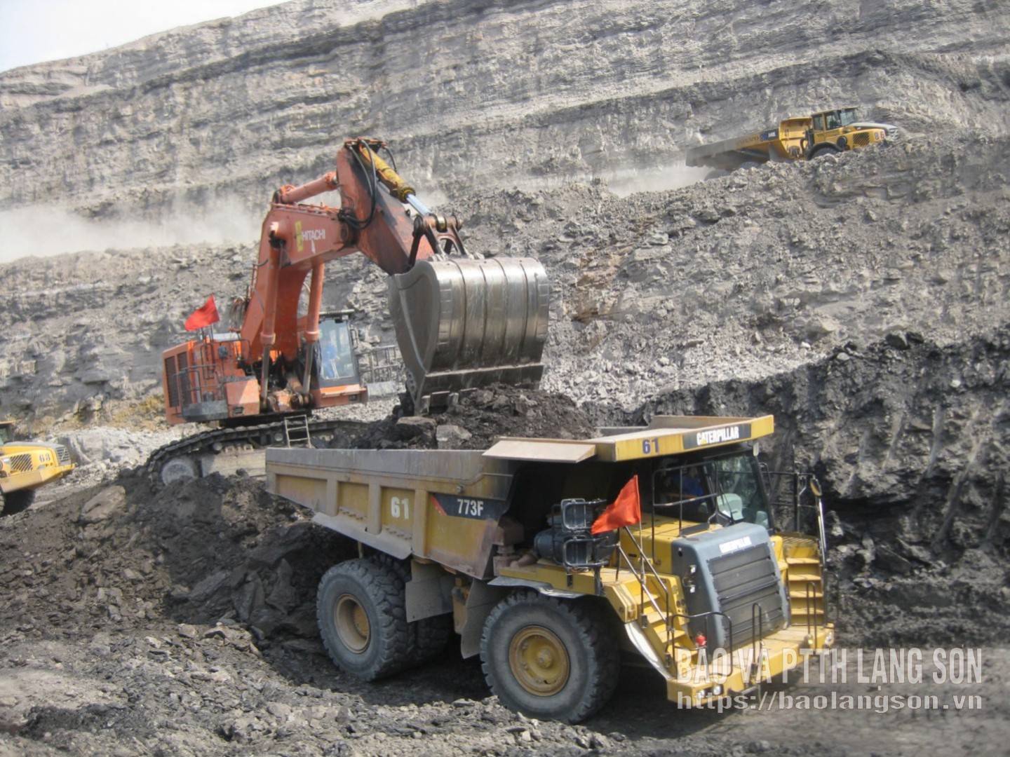Arbetare vid Na Duong Coal Company återupptar produktionen efter det kinesiska nyårshelgen.