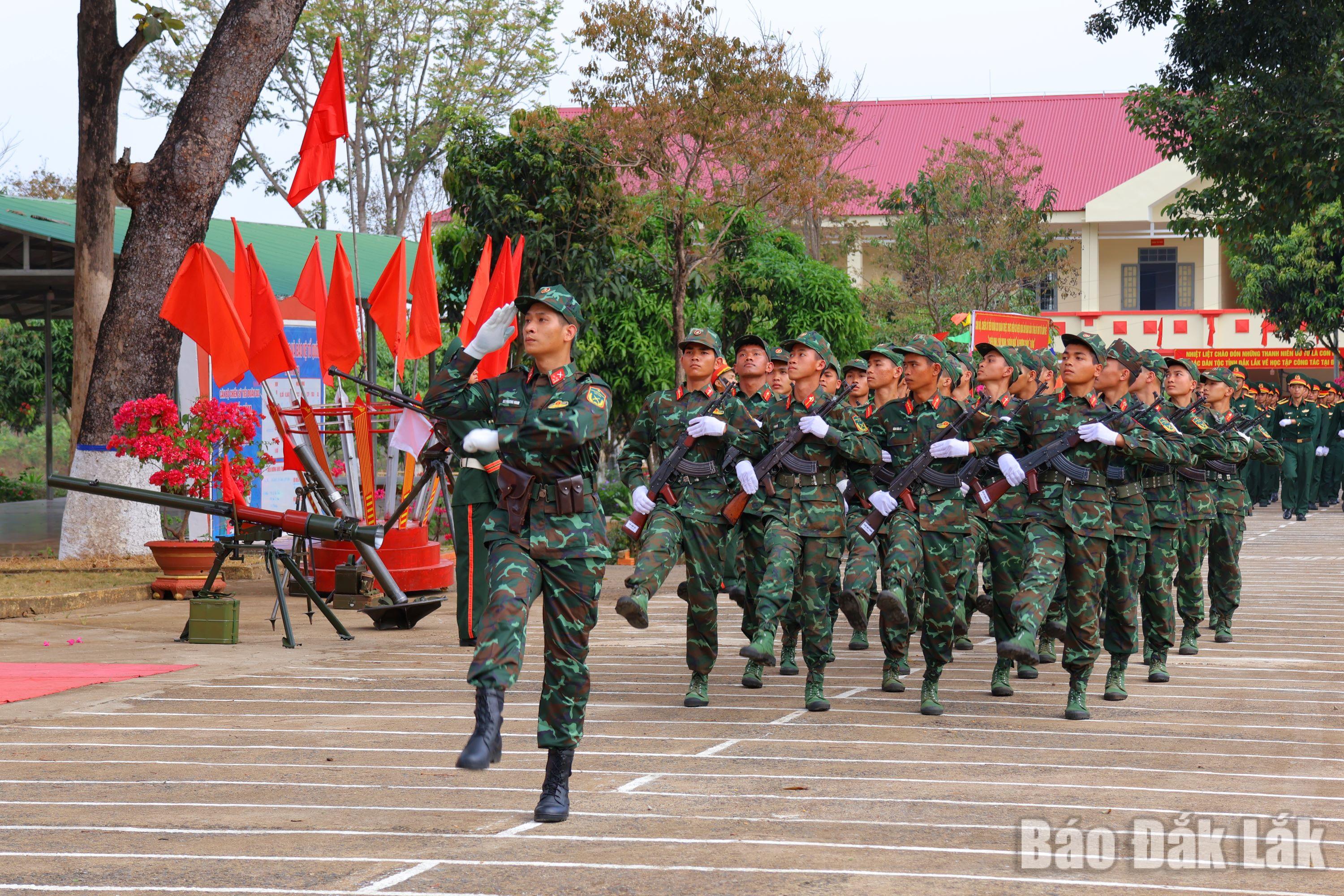 Cán bộ, chiến sĩ Trung đoàn tham gia duyệt đội ngũ tại buổi lễ.