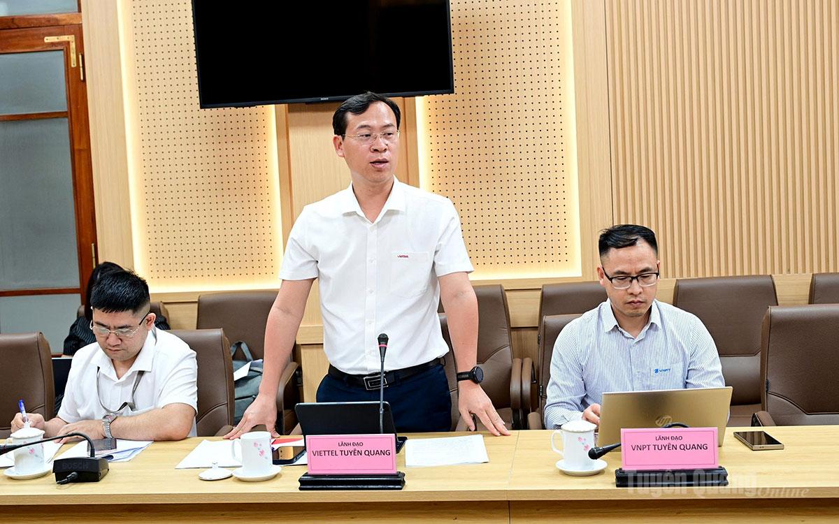 Viettel Tuyen Quang leaders discuss the matter at the meeting.