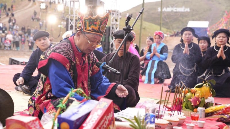 Performing rituals to pray for peace and a good harvest at the Slam Chiêm festival in Hiep Luc commune. (Photo: HA THANH)