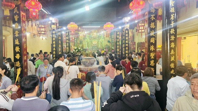 Hình ảnh khác lạ tại Chùa Bà Bình Dương ngày mùng 7 tháng giêng - Ảnh 5.