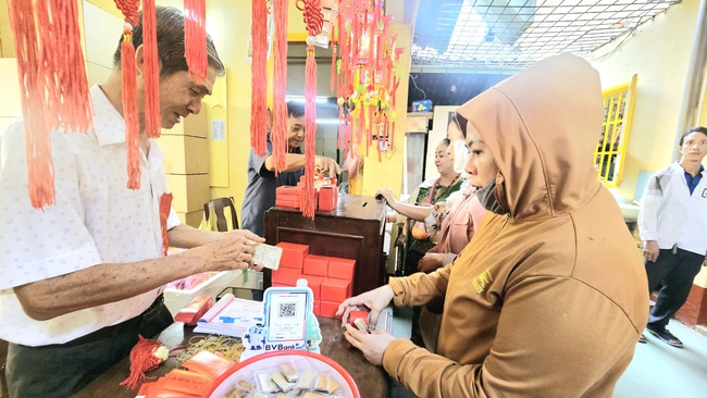 Hình ảnh khác lạ tại Chùa Bà Bình Dương ngày mùng 7 tháng giêng - Ảnh 10.