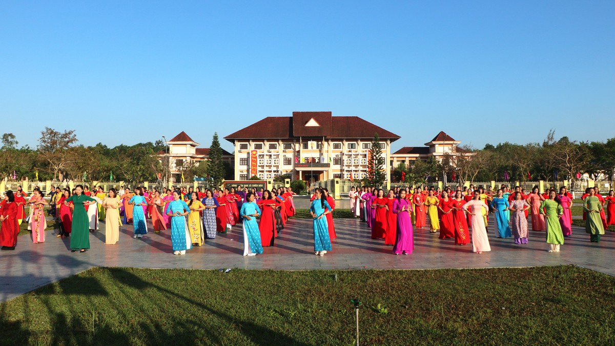 A Da Nang, alcune donne eseguono con entusiasmo la danza popolare Phụ nữ Đà Nẵng rộn ràng điệu dân vũ