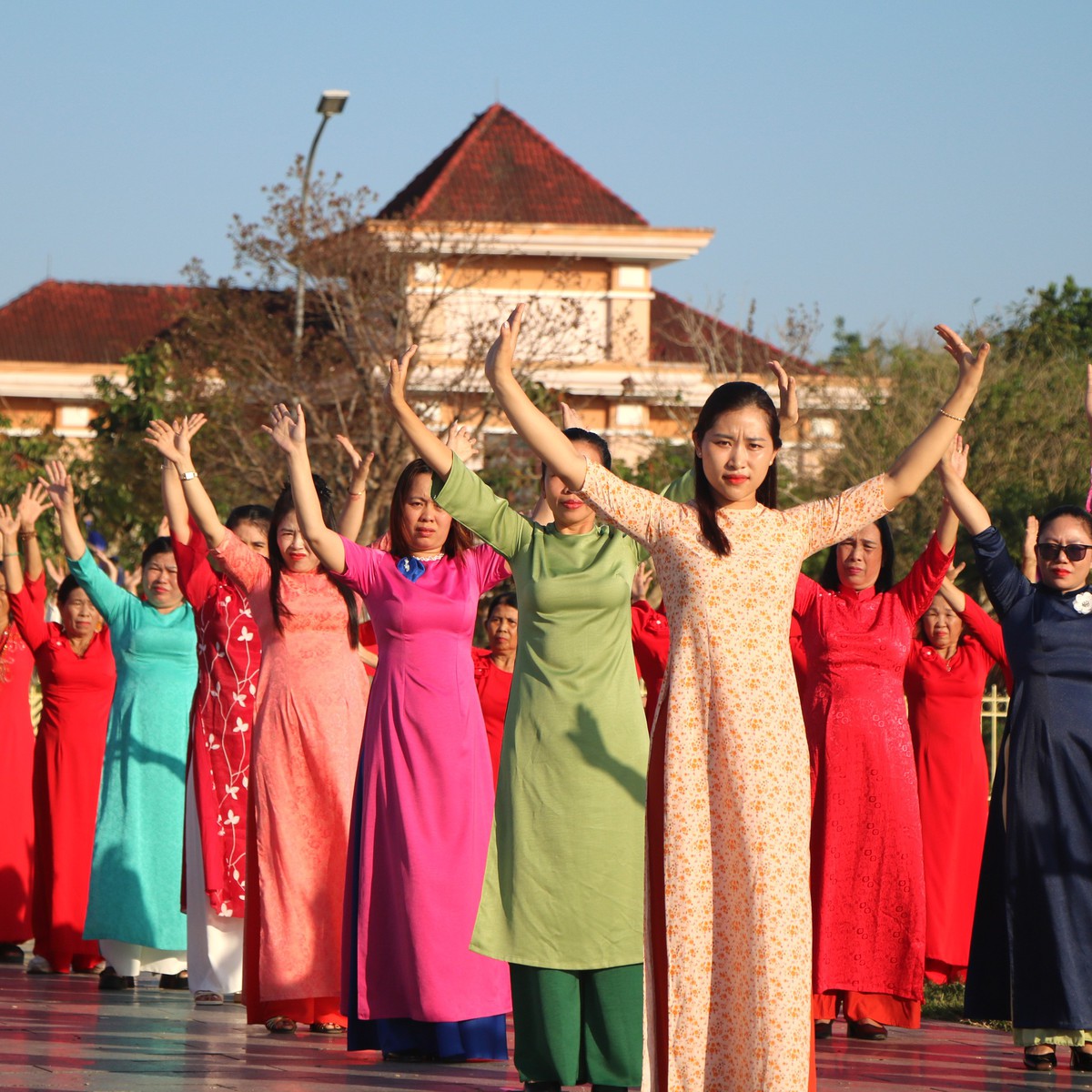 A Da Nang, le donne eseguono con entusiasmo la danza popolare Phụ nữ Đà Nẵng rộn ràng điệu dân vũ