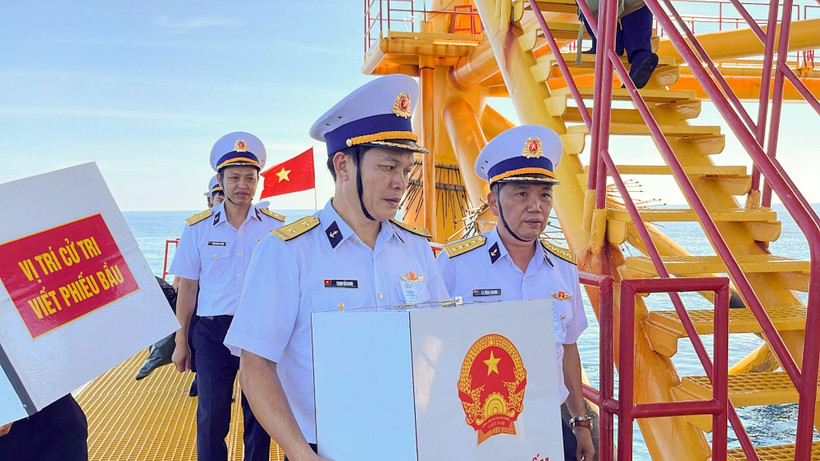 Officers and soldiers of the 2nd Naval Region carry ballot boxes up to the offshore platform in preparation for the election.